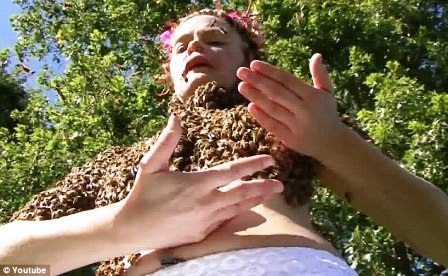 Sara cho biết cô để cho đàn ong bám lên cơ thể mình và lớp ong đầu tiên đốt cực kỳ đau