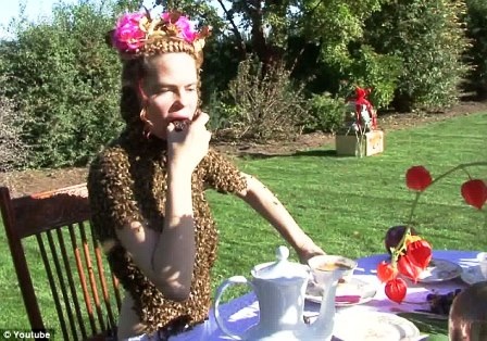 Mặc dù trên người đang bám đầy ong nhưng cô Sara vẫn ung dung ngồi thưởng thức bữa ăn