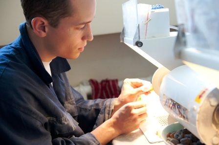 Jan Lachner đang thử công việc may vá ở 