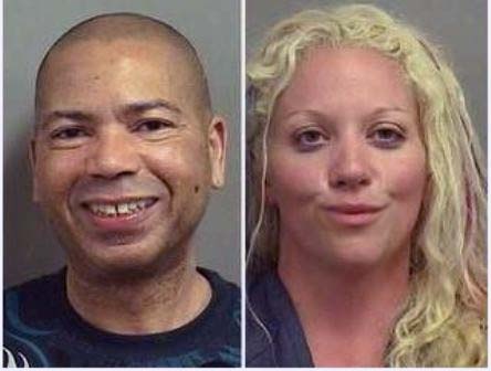 Hồn nhiên “mây mưa” giữa bãi biển đông người