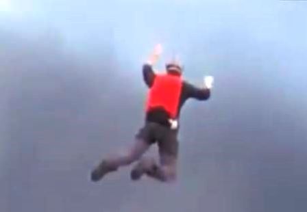 Rơi từ vách đá cao 304 mét xuống đất vẫn sống