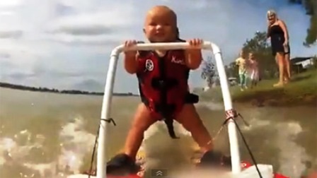 Bé Ryder Blair đang lướt ván