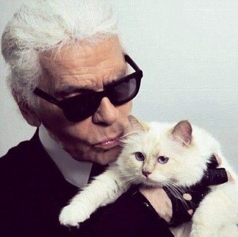 Ông  Karl Lagerfeld với chú mèo cưng cưng 