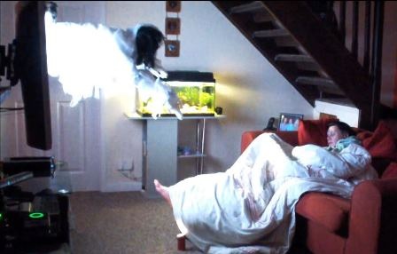 Cảnh dọa ma của  James Williams đã khiến cho bạn gái một phen hú vía