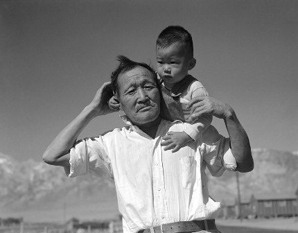 Những bức ảnh đen trắng nổi tiếng được phục chế màu - 25 Manzanar Relocation Centre – Ông nội và cháu
trai của một dòng họ Nhật Bản, ngày 2/7/1942