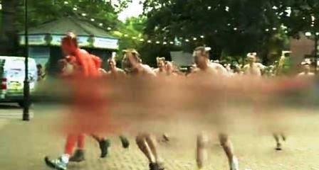 300 người khỏa thân chạy bộ để gây quỹ