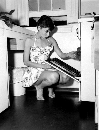 Những bức ảnh đen trắng nổi tiếng được phục chế màu - 11 Audrey Hepburn