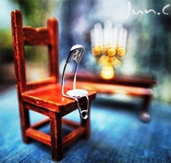 Độc đáo hình ảnh những chiếc kim băng kể chuyện tình - 5 Ngoài việc học thuê thùa may vá
