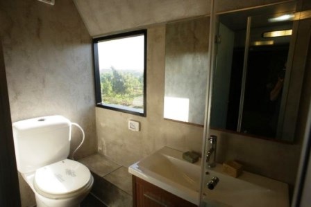 Căn nhà sang trọng trên xe buýt cũ - 9 Một gian phòng nhỏ để vệ sinh tắm rửa
