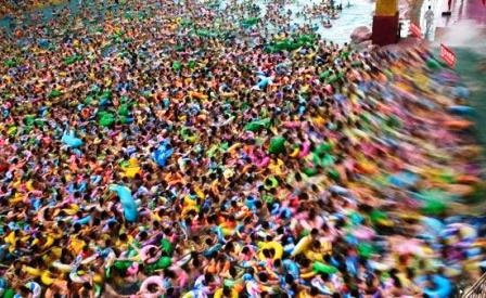 "Biển chết"- khu nghỉ mát đông đúc nhất hành tinh - 2 Với số lượng người nghỉ mát quá đông nên đây được xem là khu nghỉ mát đông đúng nhất thế giới
