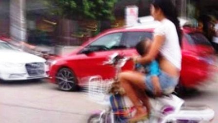 Vừa đi xe đạp điện vừa cho con bú - 1 Vừa đi xe đạp vừa cho con bú