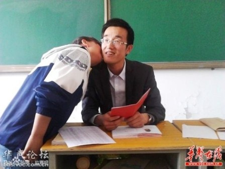 Nét mặt phấn khởi hiện rõ trên khuôn mặt người thầy