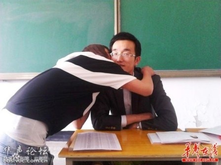 Các em học sinh nữ ngượng ngùng trao cho thầy nụ hôn