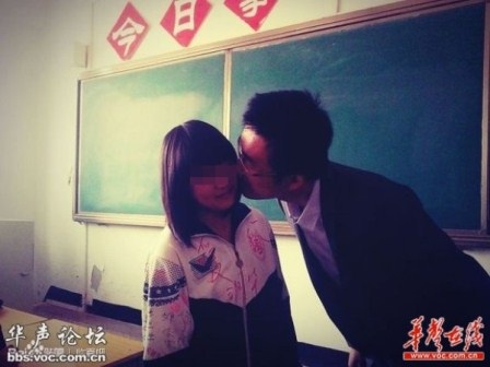 Hoặc thầy Zhang sẽ chủ động hôn các em nữ