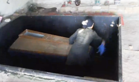 Hàng ngày bà Tsiuri Kvaratskhelia vẫn vệ sinh quanh khu vực đặt xác ướp con trai