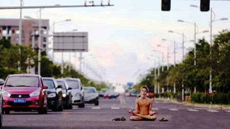 Sinh viên khỏa thân ngồi thiền giữa đường