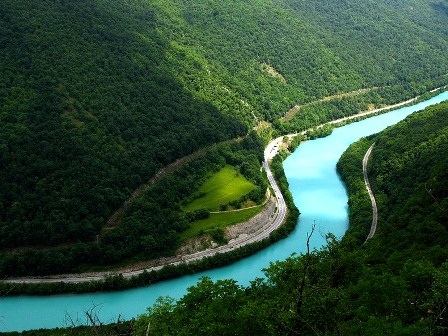 Dòng sông duy nhất trên thế giới có màu xanh lục tuyệt đẹp