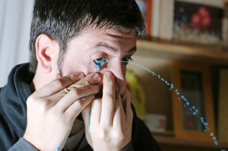 Họa sĩ  Leandro Granato đang vẽ tranh bằng mắt