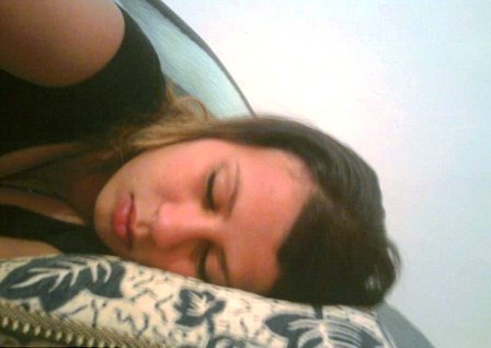 Cô gái đang sở hữu chiếc điện thoại thông minh của 