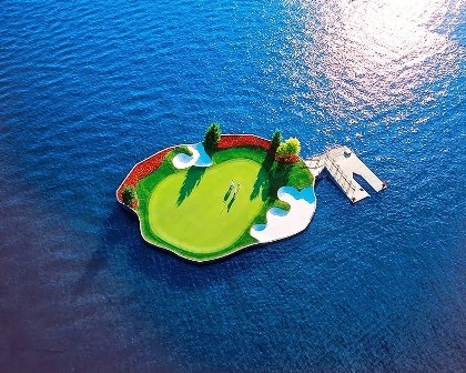 Tọa lạc ở bờ phía bắc của Hồ