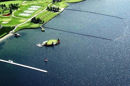 Được xây dựng trên một chiếc xuồng lớn, sân golf này di chuyển hàng ngày quanh hồ