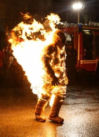 Anh Joe Todtling thực hiện màn tự thiêu trong thời gian 5 phút 41 giây.