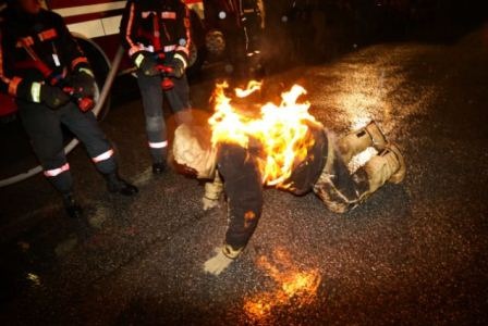 Nhân viên cứu hỏa giúp Joe dập tắt ngọn lửa.