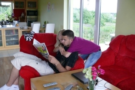 Người xem sẽ lầm tưởng cô gái đang ngồi đọc báo