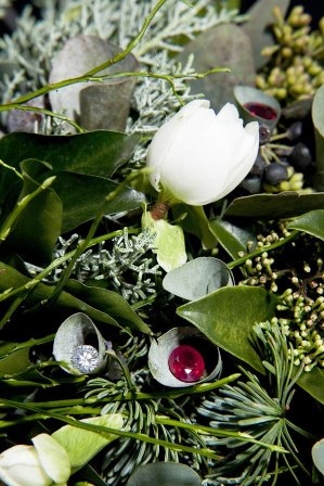 Chiếc vòng hoa thuộc hàng xa xỉ có chiều dài 60cm được rao bán trên trang mạng