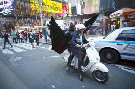 Người dơi... cưỡi xe máy