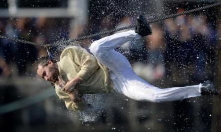 Nghệ sĩ biểu diễn đi bộ trên dây bị ngã nhào