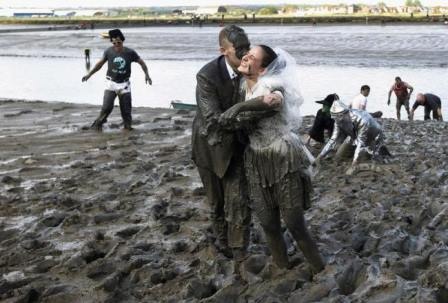 Cô dâu - chú rể cùng tắm bùn