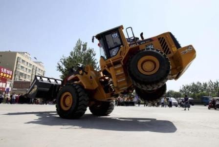 Màn biểu diễn độc đáo với chiếc máy ủi