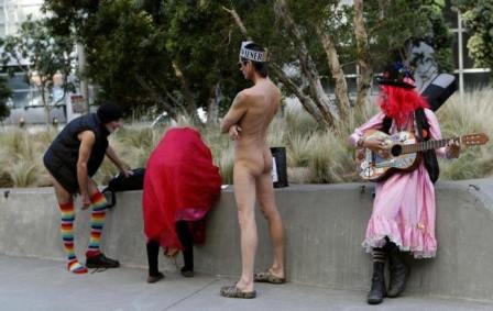 Khỏa thân giữa phố