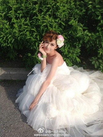 Yiming trong trang phục áo cưới và tóc giả.