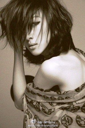 Yiming xinh đẹp trong một bức ảnh.