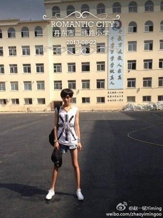 Thân hình gầy gò cộng và khuôn mặt thanh tú đã khiến Yiming trông rất giống con gái.  