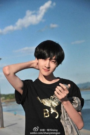 Yiming may mắn sở hữu vẻ đẹp của cả bố và mẹ.