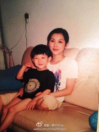 Một số tấm ảnh của bố mẹ cậu thời còn trẻ cũng rò rỉ trên mạng internet. Trong ảnh là 