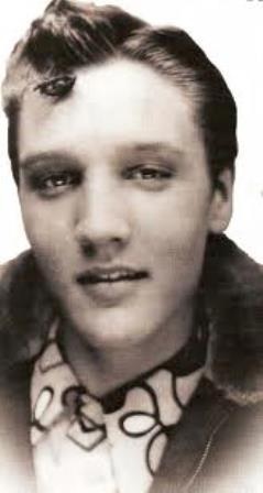 Nhìn lại ảnh thời trẻ của 28 nhân vật nổi tiếng thế giới - 6 Elvis Presley - ông vua nhạc Rock and Roll, ca sĩ, diễn viên người Mỹ.