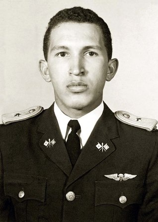 Nhìn lại ảnh thời trẻ của 28 nhân vật nổi tiếng thế giới - 10 Tổng thống Venezuela - Hugo Chavez