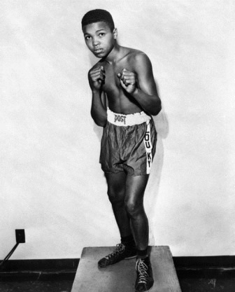 Nhìn lại ảnh thời trẻ của 28 nhân vật nổi tiếng thế giới - 18 Muhammad Ali - cựu vận động viên quyền anh người Mỹ