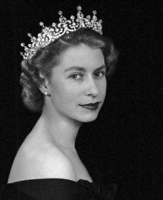 Nhìn lại ảnh thời trẻ của 28 nhân vật nổi tiếng thế giới - 19 Nữ hoàng Elizabeth