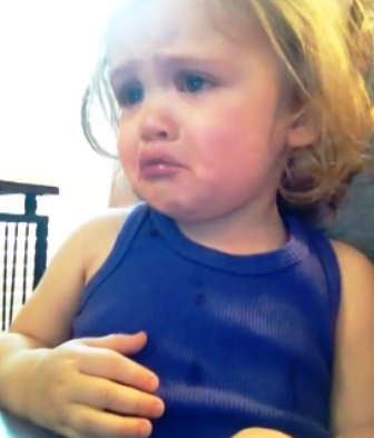 ...và khuôn mặt mếu máo sau khi nghe bài hát ‘