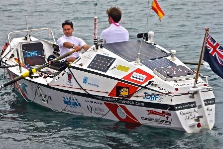 Cả hai đã chèo thuyền vượt quảng đường dài hơn 4832km xuyên Đại Tây Dương