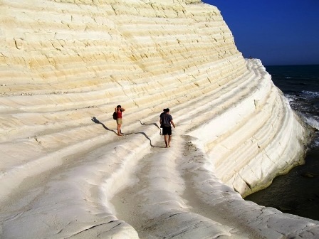 Những bậc đá này có kết cấu như bậc thang, nằm trải dài dọc theo bờ biển