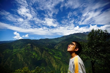 Thăm gia đình “người sói” ở Nepal - 1 Niraj Budhathoki, 12 tuổi đang nhìn về phía trời xa ở