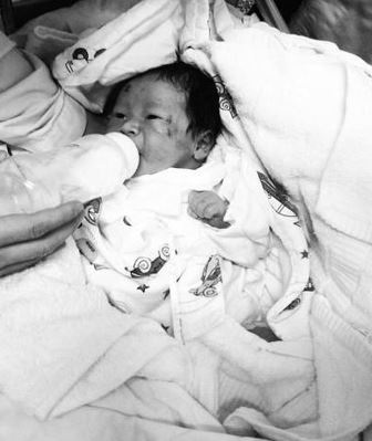 Em bé chào đời trong lúc mẹ bị xe cán qua người vẫn khỏe mạnh - 4 Em bé chào đời trong lúc mẹ bị xe cán qua người vẫn khỏe mạnh