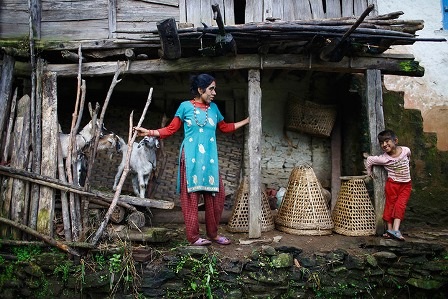 Thăm gia đình “người sói” ở Nepal - 2 Devi Budhathoki cùng với 3 người con của chị: