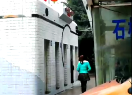 Độc đáo nhà vệ sinh công cộng hình... máy ảnh kỹ thuật số